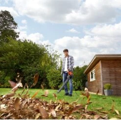 Black & Decker BLACK+DECKER BEBLV300SB-QS Bladblazer - 404 Km/u - 3000W - Zuig-/blaasfunctie - Gesnoerd -Tuingereedschaps winkel 1200x1195 1