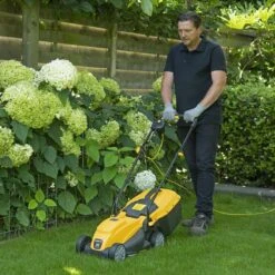 Powerplus POWXG6212T Elektrische Grasmaaier - Grasmachine Voor Kleine En Middelgrote Tuin - 1300W - Maaibreedte 320mm - Verstelbare Maaihoogte - 30L Opvangbak - Incl. Grastrimmer 250W 13 Powerplus POWXG6212T Elektrische Grasmaaier - Grasmachine Voor Kleine En Middelgrote Tuin - 1300W - Maaibreedte 320mm - Verstelbare Maaihoogte - 30L Opvangbak - Incl. Grastrimmer 250W -Tuingereedschaps winkel 1200x1200 273