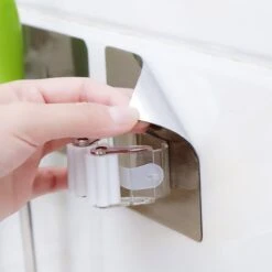 Bezem Houder - Zelfklevend - Zilverkleurig -Tuingereedschaps winkel 1200x1200 415