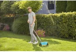 GARDENA Combisysteem Strooiwagen - 40 Cm Strooibreedte - Inhoud 3 Liter - Geschikt Voor 100m² -Tuingereedschaps winkel 1200x823 3