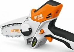 Stihl Accu Mini Kettingzaag SET - Snoeischaar - Snoeizaag - Hand Kettingzaag - Professioneel- Hovenier- Tuinman 10 Stihl Accu Mini Kettingzaag SET - Snoeischaar - Snoeizaag - Hand Kettingzaag - Professioneel- Hovenier- Tuinman -Tuingereedschaps winkel 1200x847 1
