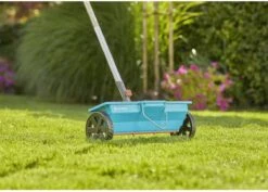 GARDENA Combisysteem Strooiwagen - 40 Cm Strooibreedte - Inhoud 3 Liter - Geschikt Voor 100m² -Tuingereedschaps winkel 1200x859 2