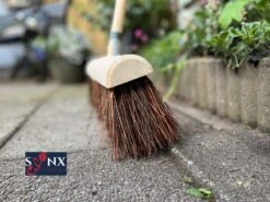 Synx Tools Gemeente Bezem 45 Cm - Straatbezem / Stadsbezem - Steel 150 Cm - Harde Natuurvezels - Bezemsteel - Bezems - Schrobborstels - Veger - Buitenbezem -Tuinbezem -Tuingereedschaps winkel 1200x899 17