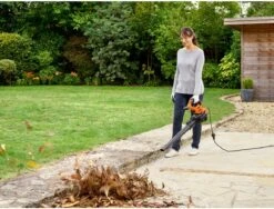 Black & Decker BLACK+DECKER BEBLV300SB-QS Bladblazer - 404 Km/u - 3000W - Zuig-/blaasfunctie - Gesnoerd -Tuingereedschaps winkel 1200x911 1