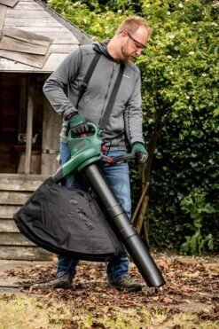 Bosch UniversalGardenTidy 2300 Bladblazer - Op Snoer - 2300 W -Tuingereedschaps winkel 800x1200 1