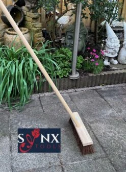 Synx Tools Bezem - Stadsbezem 30 Cm - Buitenveger - Veger - Steel 120 Cm - Harde Natuurvezels - Straatbezem - Bezems - Buitenbezem - Tuinbezem -Tuingereedschaps winkel 880x1200 2