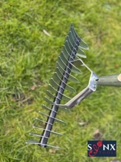 Synx Tools Verticuteerhark Verzinkt - Gazonbeluchters - Verticuteer / Harken - Bodembewerkers - Tuinartikelen / Tuingereedschap - Inclusief Steel 160cm 10 Synx Tools Verticuteerhark Verzinkt - Gazonbeluchters - Verticuteer / Harken - Bodembewerkers - Tuinartikelen / Tuingereedschap - Inclusief Steel 160cm -Tuingereedschaps winkel 899x1200 3